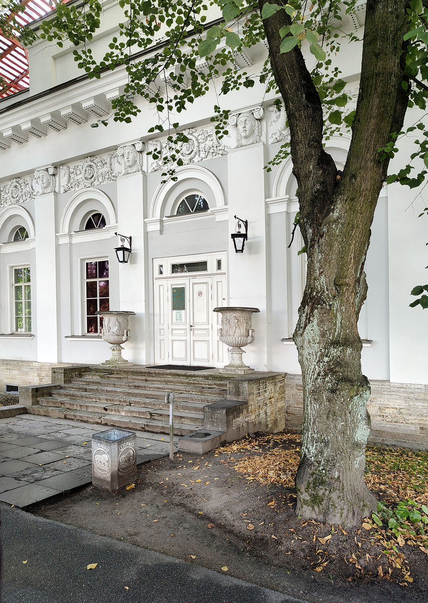 Вход в музей художественного стекла. Елагин остров. Санкт-Петербург.