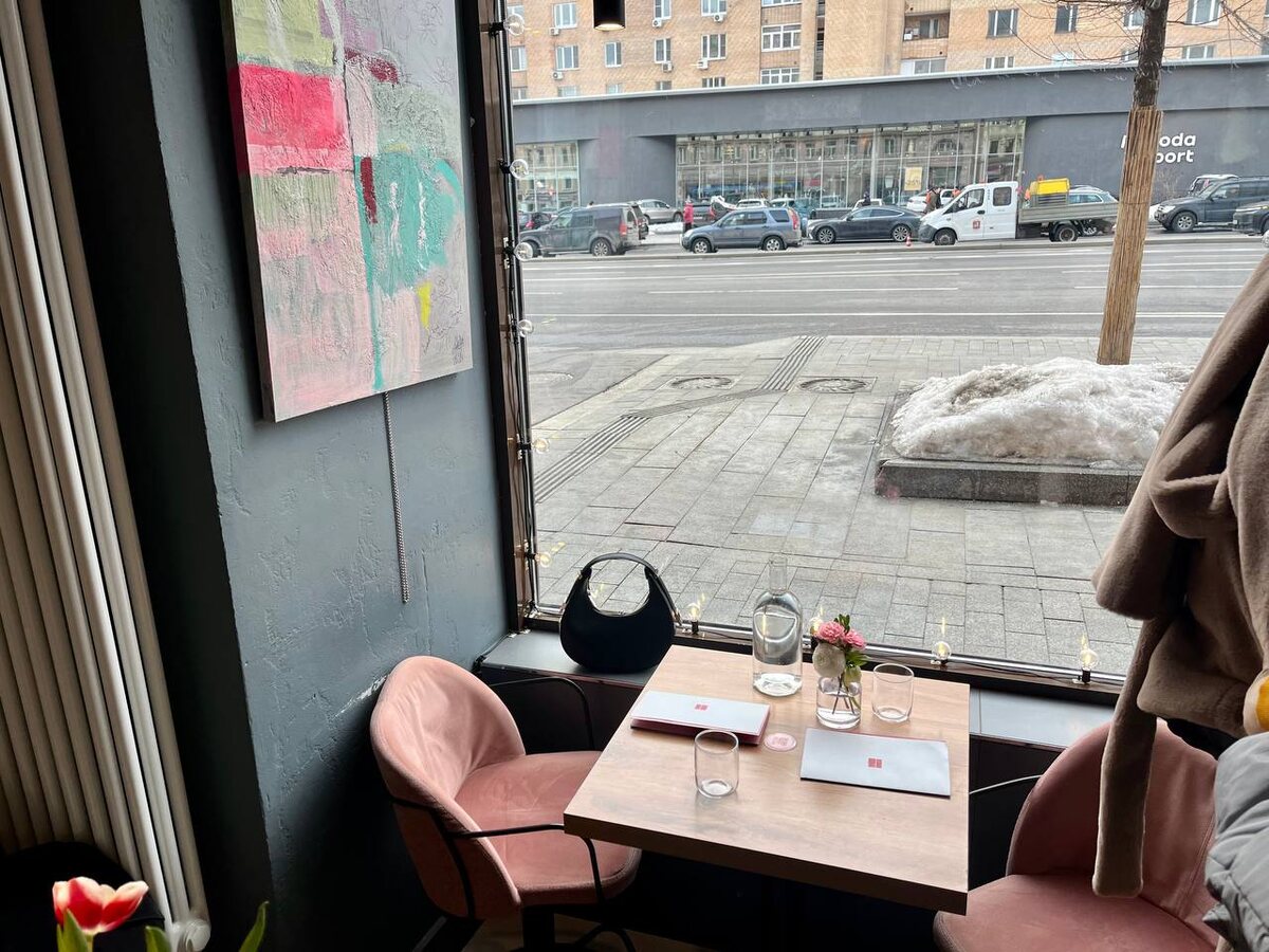 наш красивый столик у окна