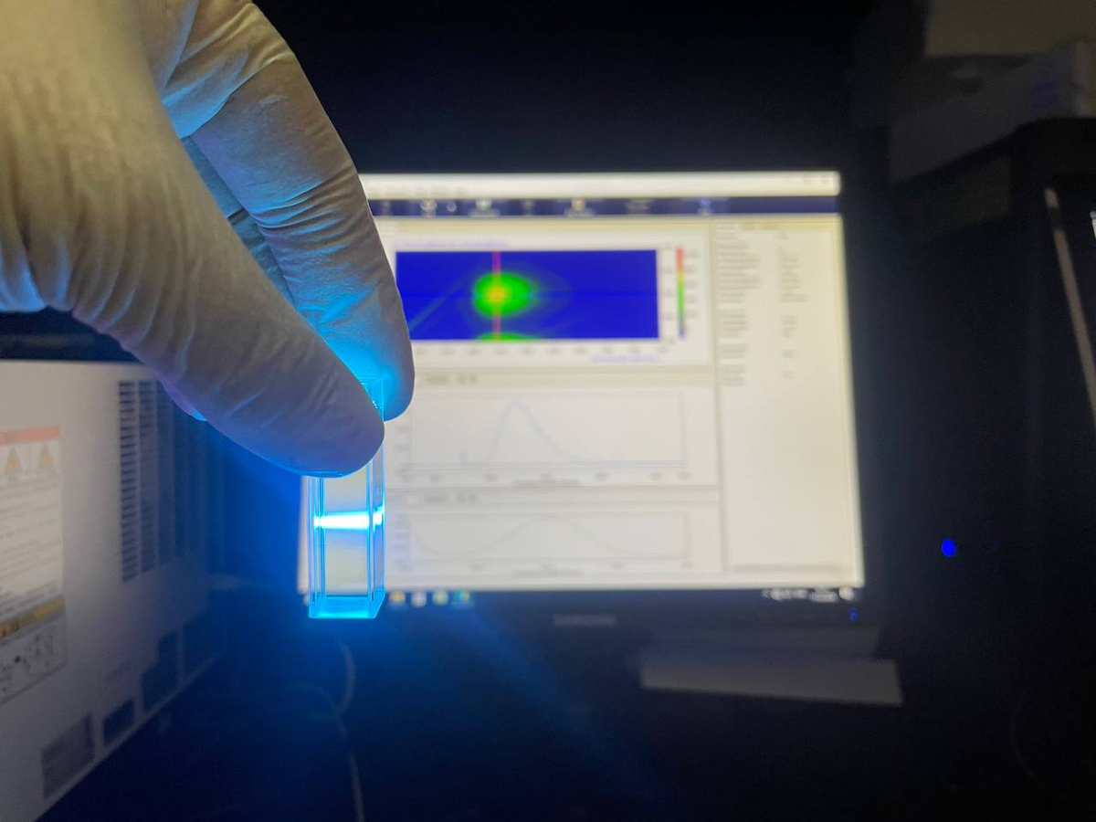 Образец раствора с наносенсором. Источник: Кирилл Лаптинский / НИИЯФ МГУ имени М.В. Ломоносова