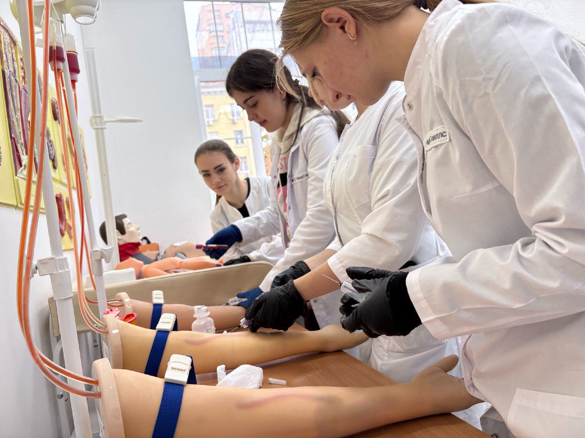 Практические занятия студентов в "Школе юного медика Дона"