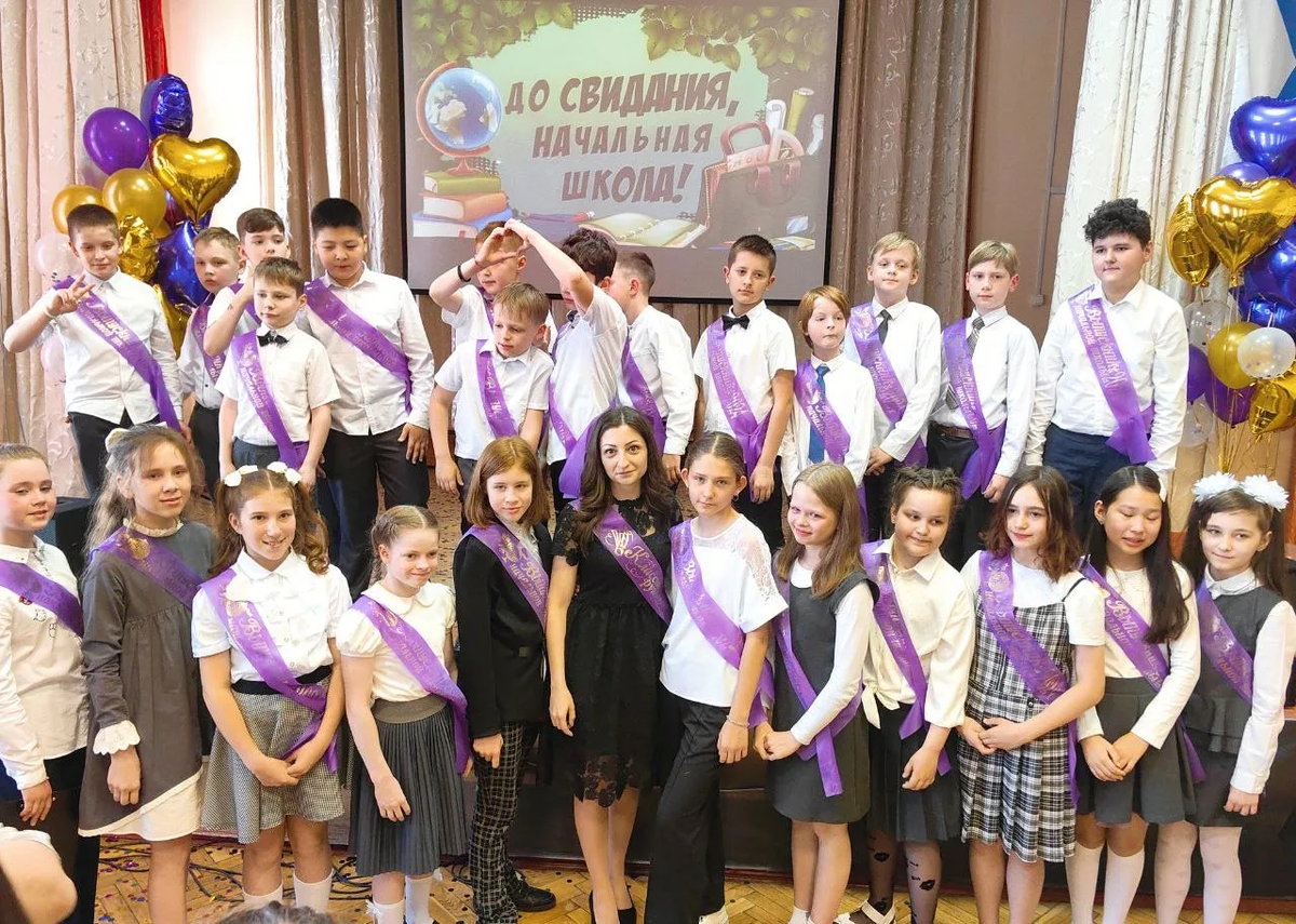 Зоя Артуровна с учениками