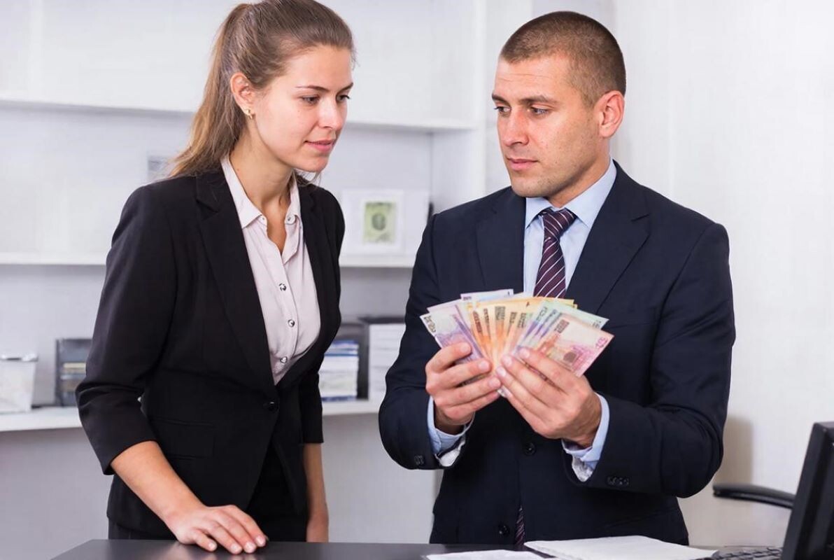 Заемщикам стало выгоднее снимать накопления и закрывать кредиты.  Фото: Изображение сгенерировано нейросетью / Дмитрий Мигалин