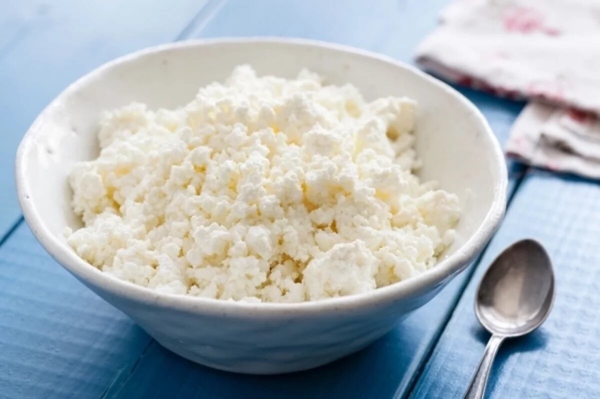    Диетолог Хобсон рассказал, кому творог может быть вреден
