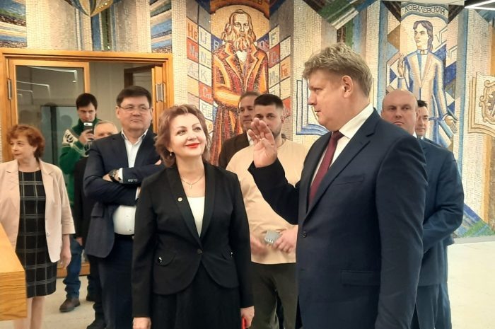 Директор ГПТНБ СО РАН Ирина Лизунова и полпред президента в СФО Анатолий Серышев. Фото newsib.net