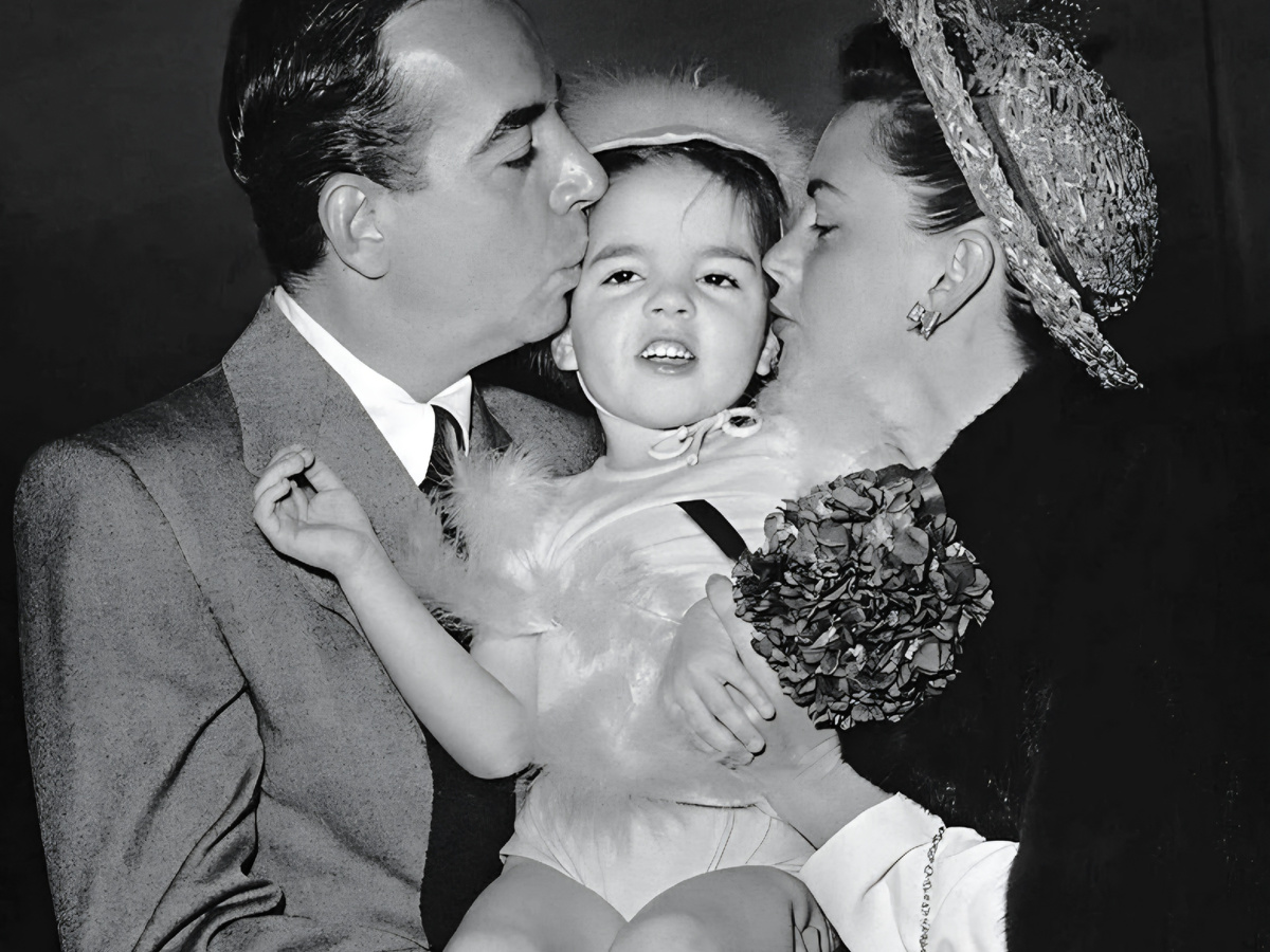 Маленькая Лайза с папой и мамой.