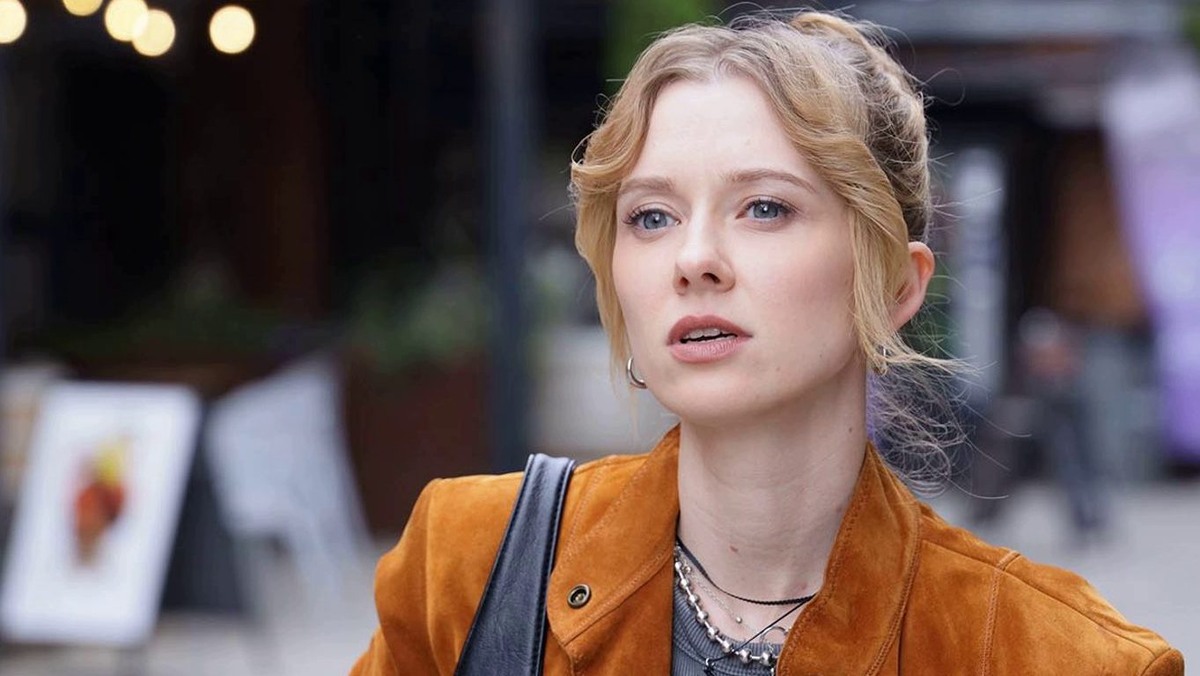 кадр из сериала, мелодрама "Я буду жить у папы" на Россия 1, актеры: Виолетта Давыдовская, Иван Батарев, Александр Кудренко, Любовь Виролайнен и другие.