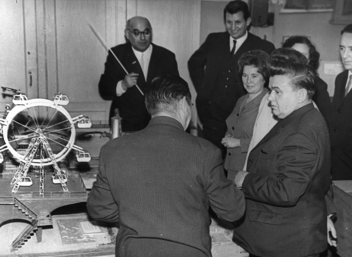 Друзья из Чехословакии в школе № 15, осматривают выставку детского творчества [2].