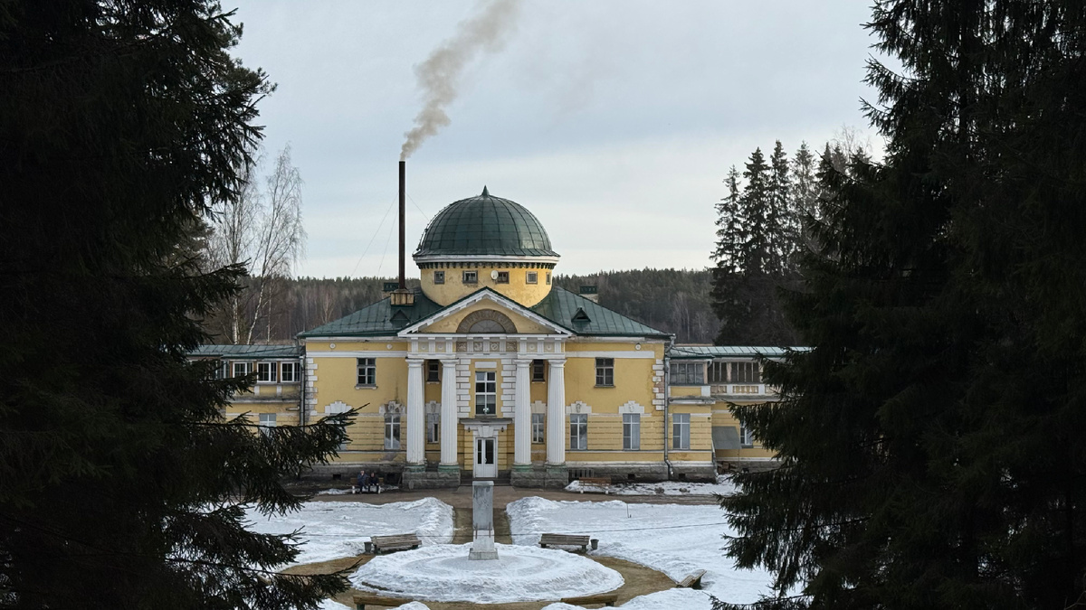 Мы были очень удивлены, что здание отапливается углем - поэтому труба дымит.