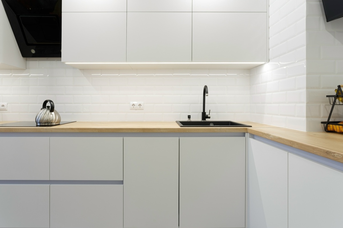 Идеальной столешницы "на все случаи жизни" не существует. Есть бюджетные и практичные варианты, красивые и статусные материалы, а также те, что требуют бережного ухода. На фотографии — наш проект кухни Irish Kitchen