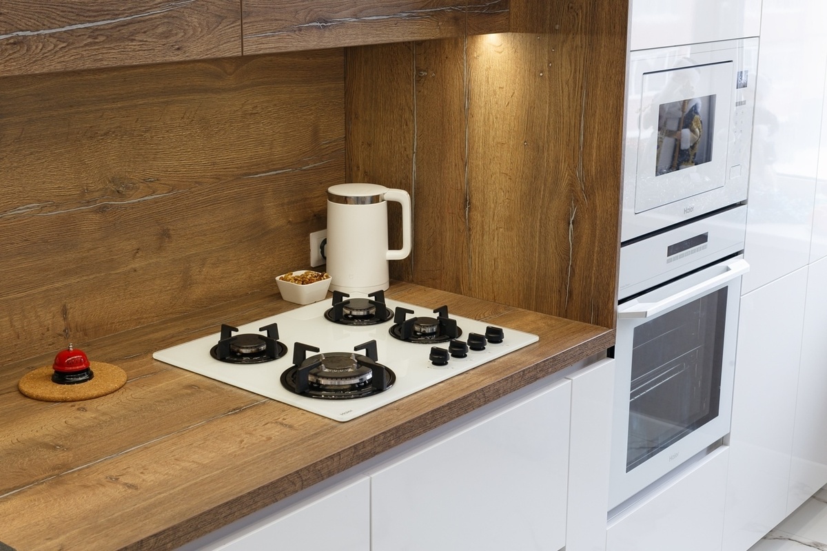 Проект Кухни White Tin со столешницей из ЛДСП с паттерном Галифакс Олово