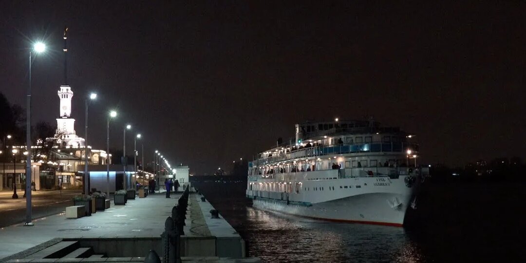 Теплоход «Русь Великая» покидает Москву: мощный гудок и незабываемое прощание