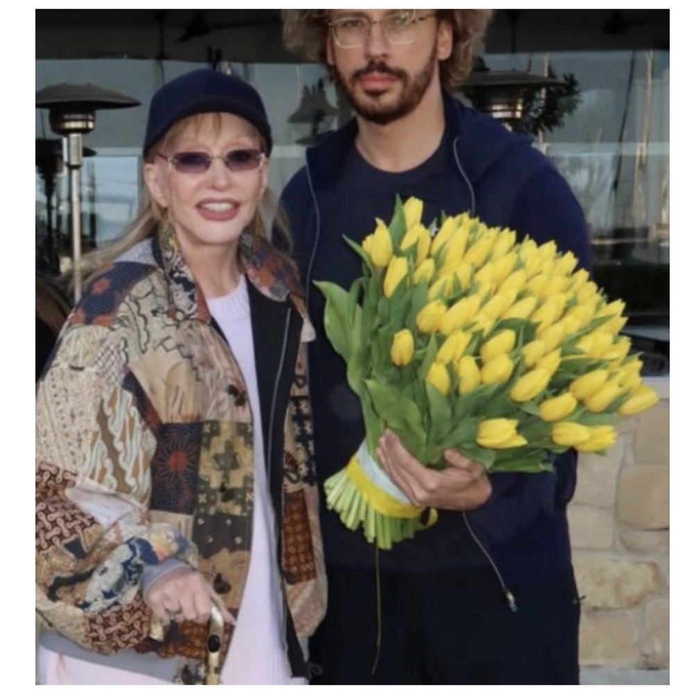 Свежее фото Аллы Пугачевой с мужем. Трость, видимо, уже надолго с певицей.