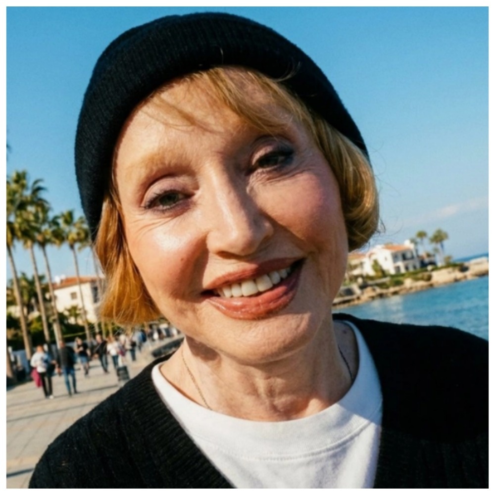 Баронесса фон Орбах все время  косит под подростка. 