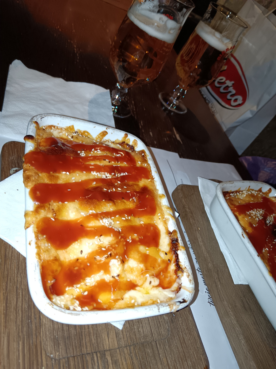 Запечённые блинчики с начинкой, кушали в ресторане.