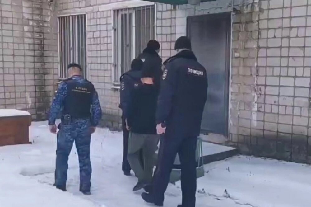    Задержанного ведут в отдел. Фото: СК по Иркутской области