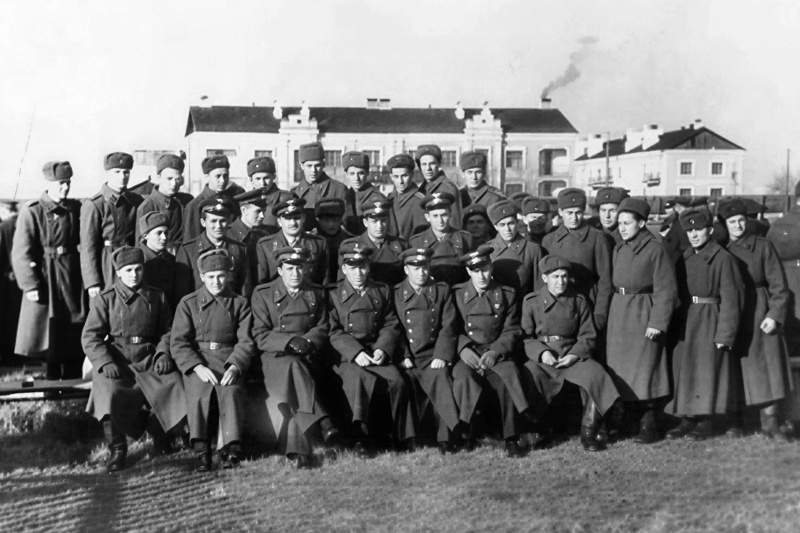 Фото 1959 г. с личным составом спецподразделения инженерной ракетной службы, найденное на форуме, посвящённом аэродрому Хороль.
