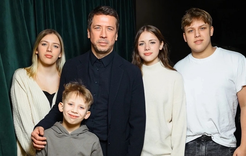 Развод после 20 лет и четверо детей остались с ним: что на самом деле произошло в семье Андрея Мерзликина