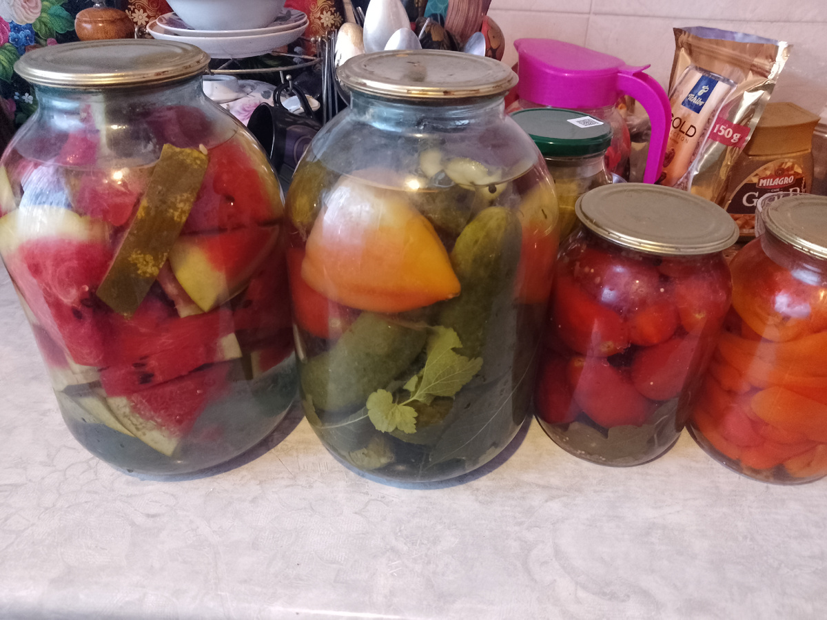 Фото автора, мои закрутки привезли из гаража