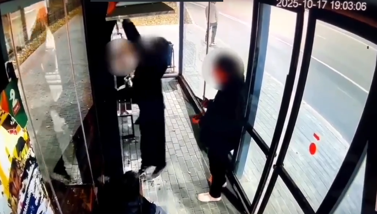    В Сургуте полиция установила личность подростка-вандала, сломавшего остановку