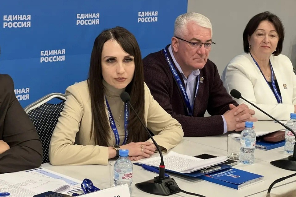    Секретарь Северодонецкого местного отделения партии Яна Сылкина Валерия РАЗИНА