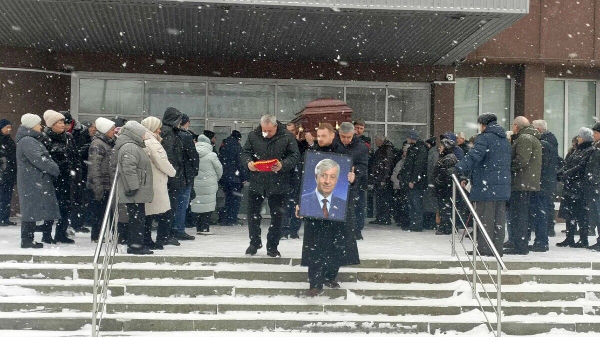    Тело Виктора Шрейдера увезли на Старо-Северное кладбище   Николай Эйхвальд / gorod55.ru