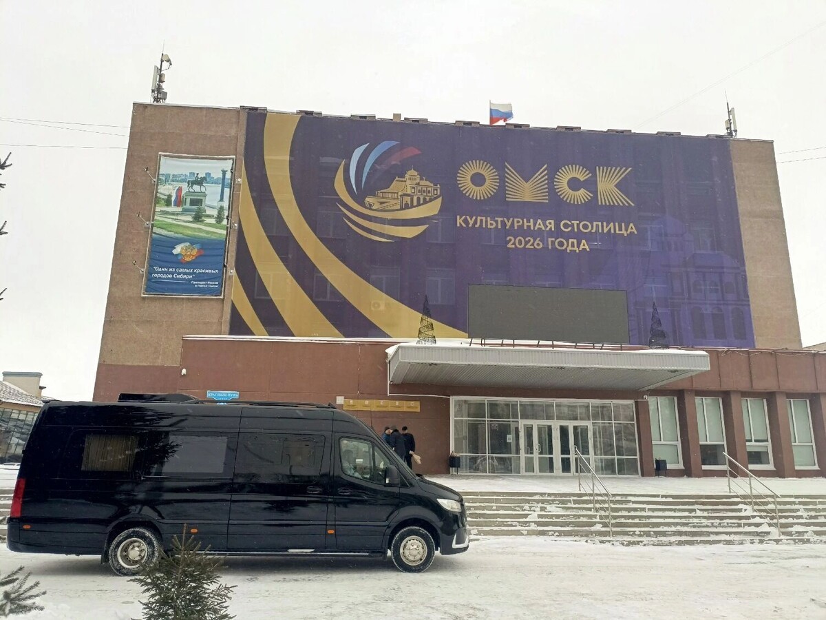    Катафалк с утра стоял перед зданием   Николай Эйхвальд / gorod55.ru