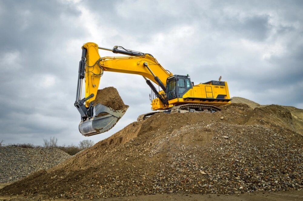    Если мужчина сам управляет экскаватором, это указывает на его контроль над процессами в жизни, умение преодолевать препятствия и активное стремление к цели. Фото: istockphoto.com