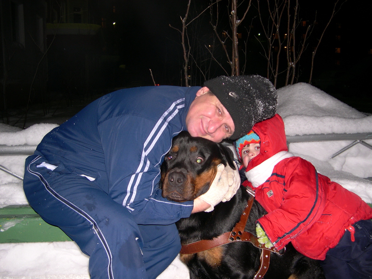 Друг Юра с дочкой Настей и Жардан в их объятиях))) Уровень взаимного доверия на фото.