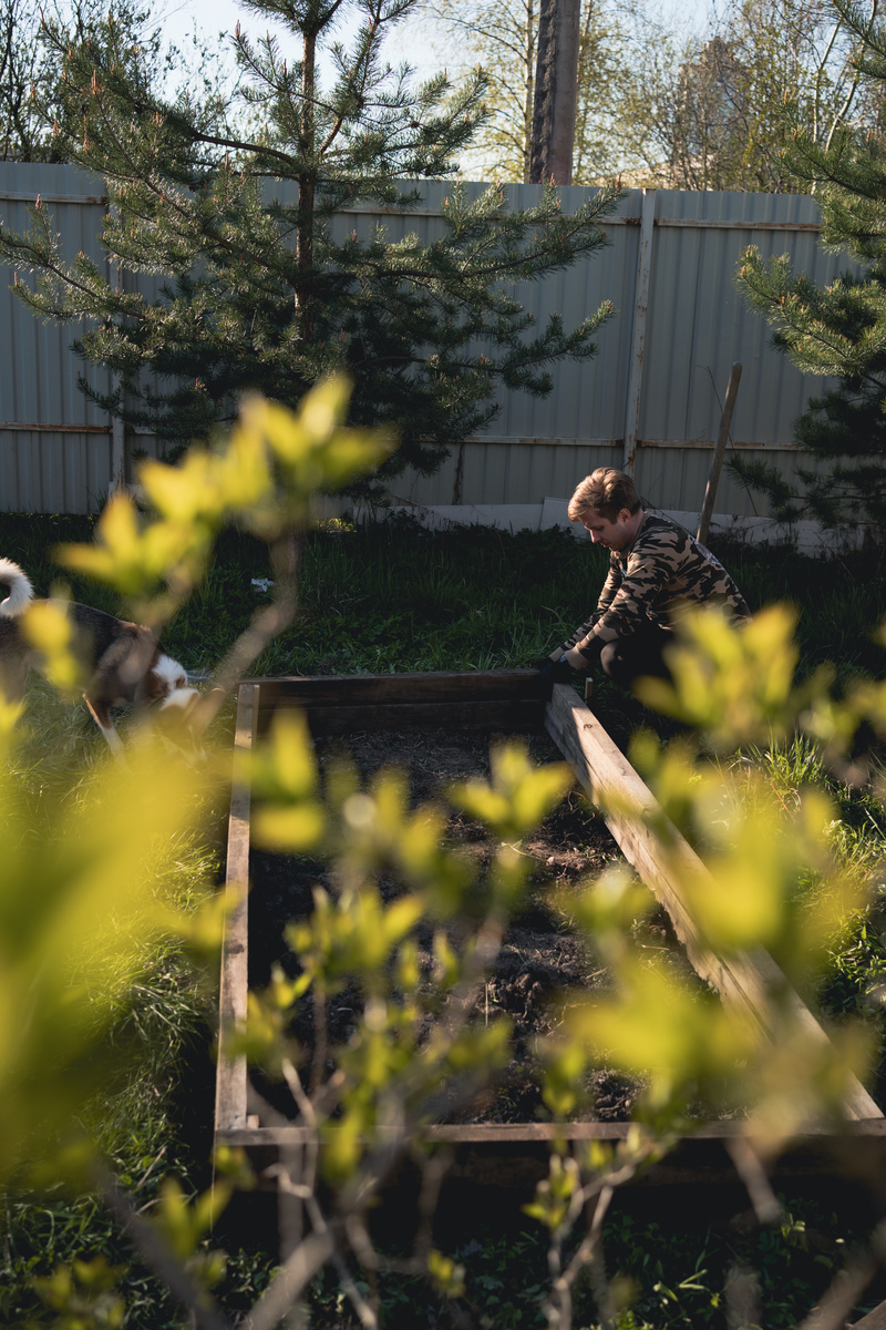 Мой помощник - строитель короба грядки.