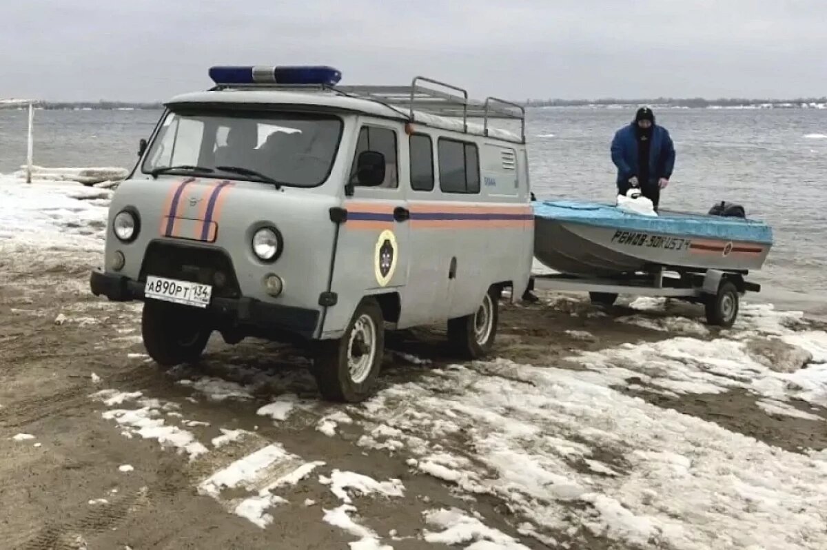   Тело пропавшего мужчины ищут спасатели в водах Волги