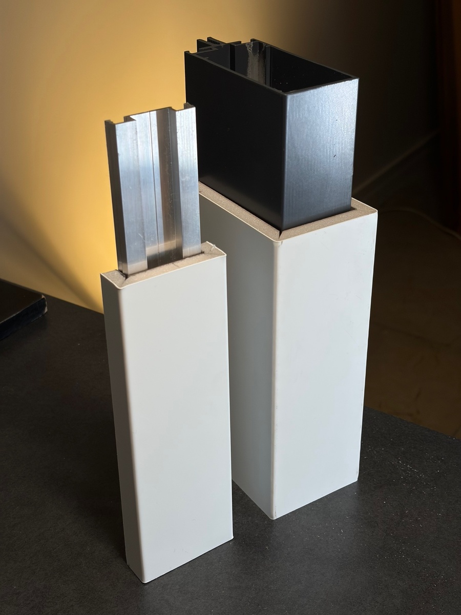 Современные новостройки часто сдаются с так называемым «холодным» остеклением. Оно защищает от дождя и снега, но не спасает от шума и низких температур. Зимой на таком балконе температура лишь немногим выше уличной, что превращает эти квадратные метры в неэффективную зону, пригодную разве что для хранения вещей.

Решить эту проблему призвана замена или модернизация остекления. И здесь на помощь приходят термокороба - технологичное решение для создания теплого контура без демонтажа фасада.

Что такое термокороб с точки зрения инженерии

