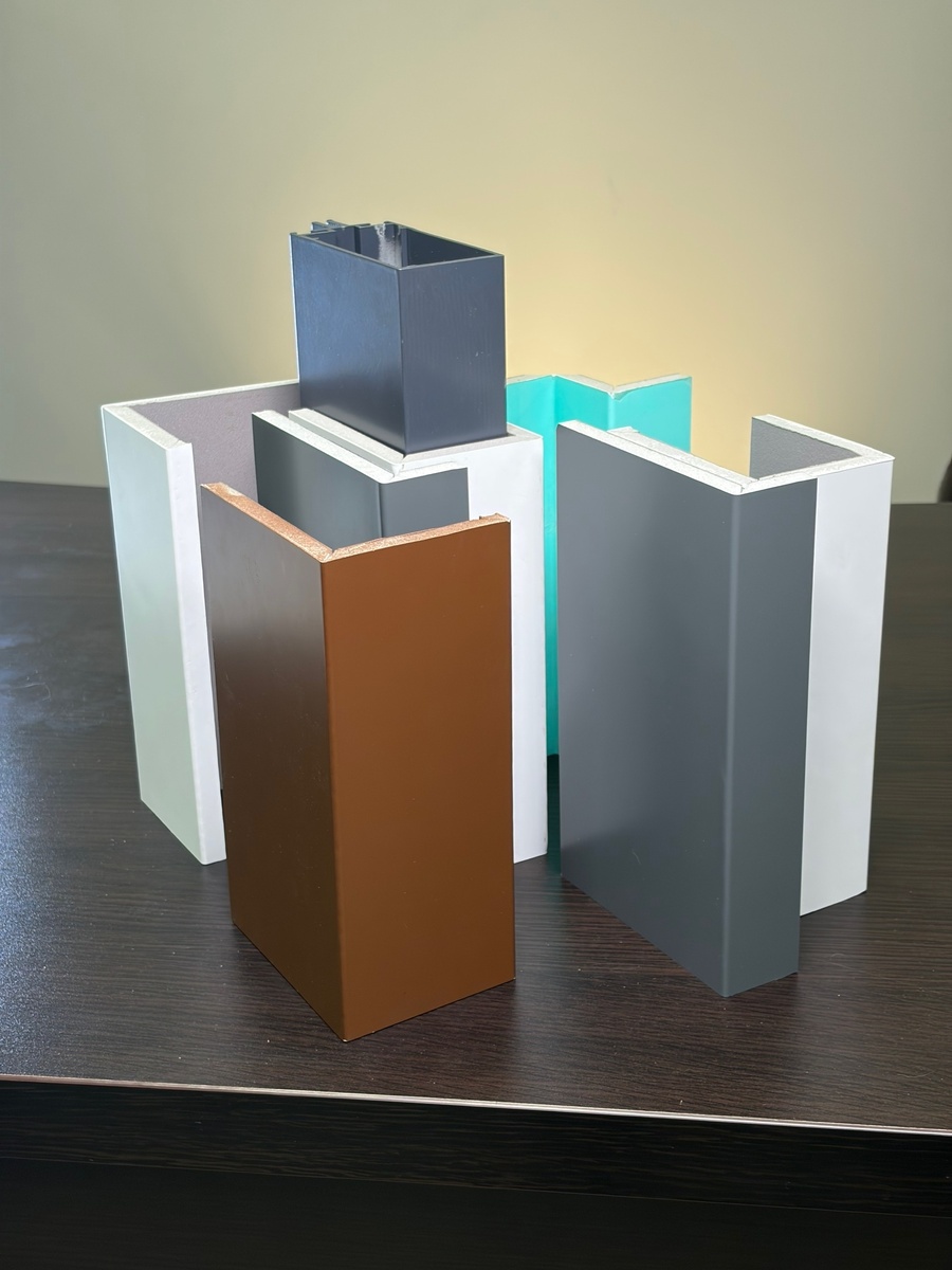 Термокороб - это не просто декоративная накладка. Это многослойная конструкция, которая монтируется между несущей рамой остекления и стеной здания. Внутри короба создается замкнутый контур, заполняемый утеплителем. В зависимости от задач, это могут быть сэндвич-панели или минеральная вата.

Главная задача термокороба - разорвать «мостики холода», через которые холодный воздух проникает в помещение, и создать барьер для уличного шума. Использование таких коробов практически полностью исключает продувание и снижает риск образования конденсата на откосах.
