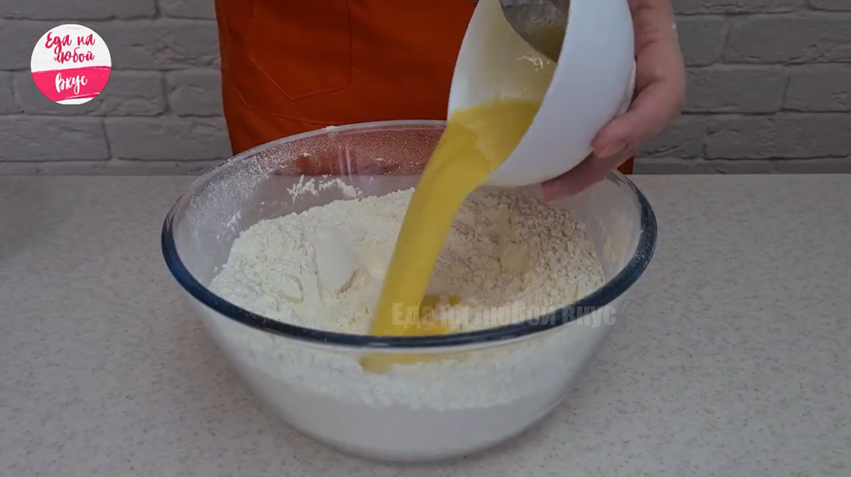 вливаем теплое растопленное сливочное масло