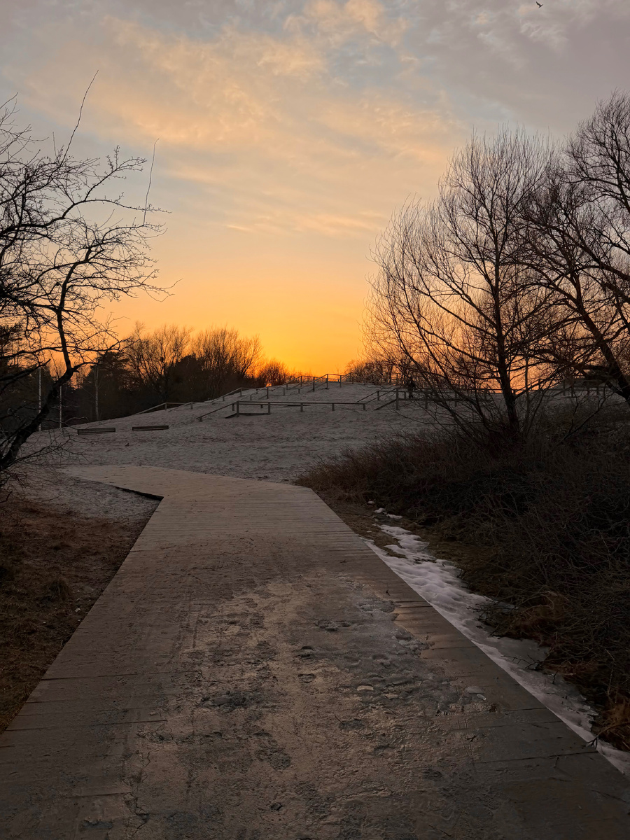 Балтийская весна делится на два этапа: сначала тает снег, потом тают нервы комментаторов.