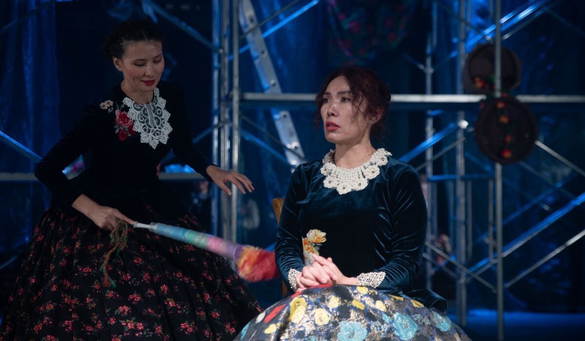     Сцена из спектакля «Дядюшкин сон» Городского драматического театра им. А. Умуралиева (Кыргызстан, Бишкек). Источник: gov.spb.ru Автор фото: Пресс-служба Администрации Санкт‑Петербурга