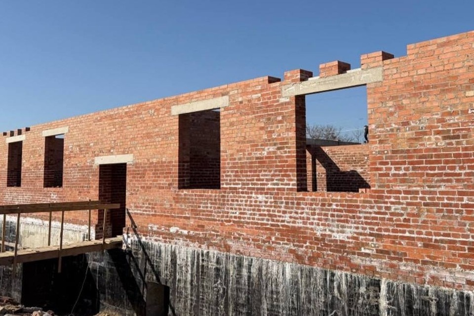    Строители Красноярского края восстанавливают дом на улице Менделеева в Мариуполе. Фото: РКС-НР