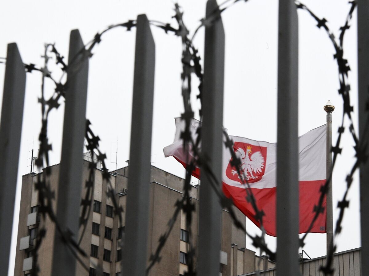    Флаг Польши на территории посольства Польши в Москве | © РИА Новости / Владимир Астапкович