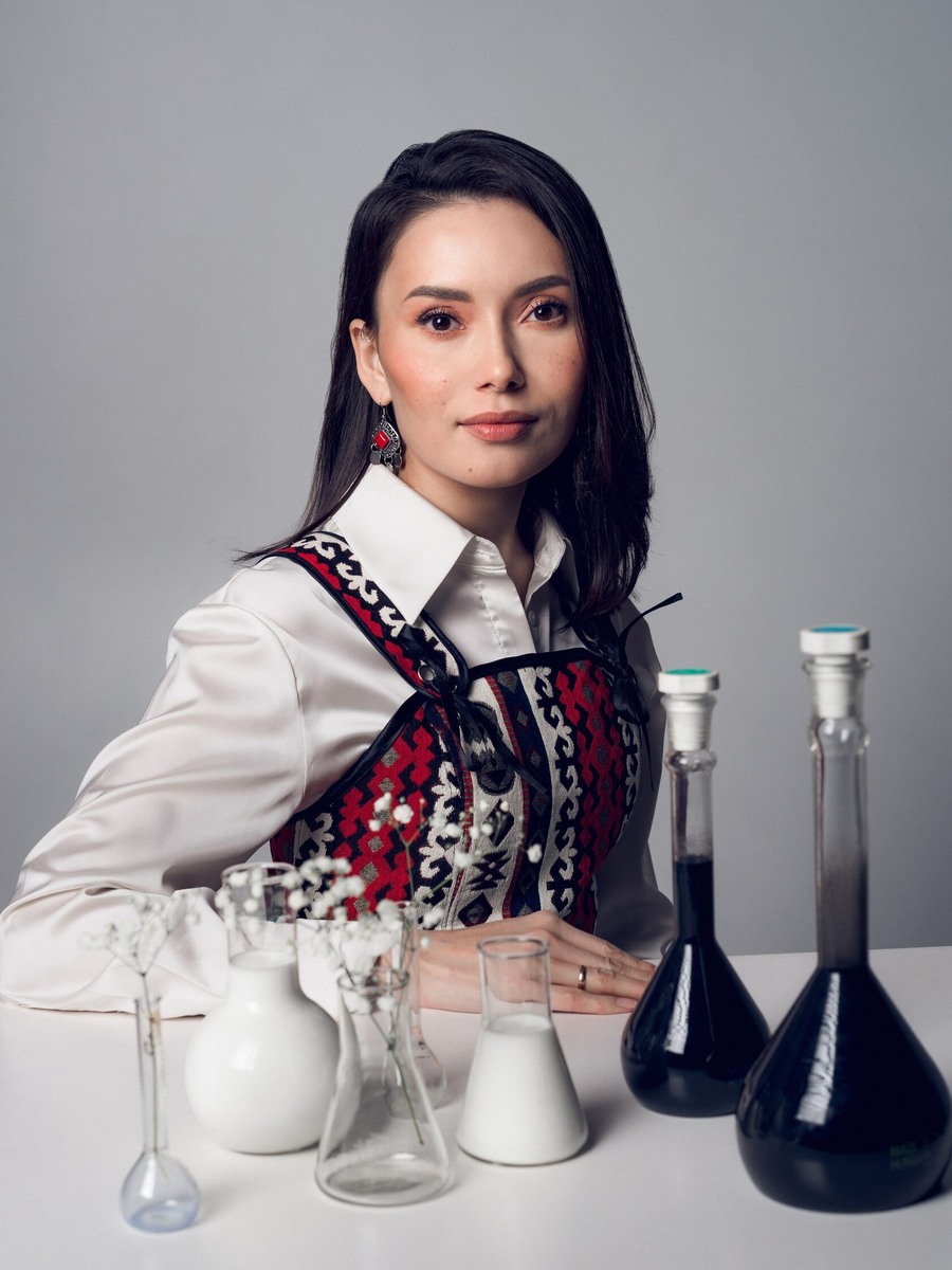 В 2025 году Гульнара Раскильдина участвовала в проекте "Женщина в науке", реализованном Управлением по молодежной политике УГНТУ. Десять женщин-учёных Уфимского нефтяного рассказали о своей научной карьере и стали героинями масштабной фотовыставки.