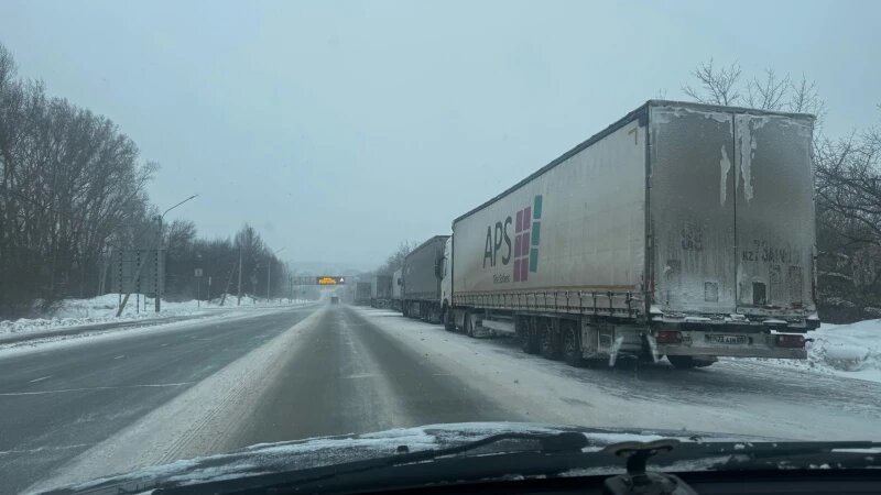     В колонну на обочине выстроились фуры возле культового места барнаульцев. Дмитрий Лямзин