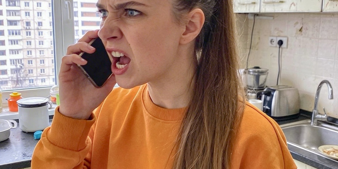 — Ну и что, что ты премию получила - деньги-то общие, вот я и купил сестре подарок, — заявил мне муж