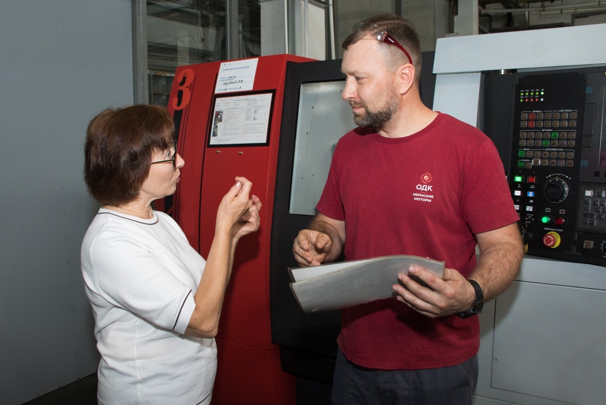 Дактилолог ОДК-Пермские моторы Нина Юрьевна со слабослышащим сотрудником Иваном © ОДК