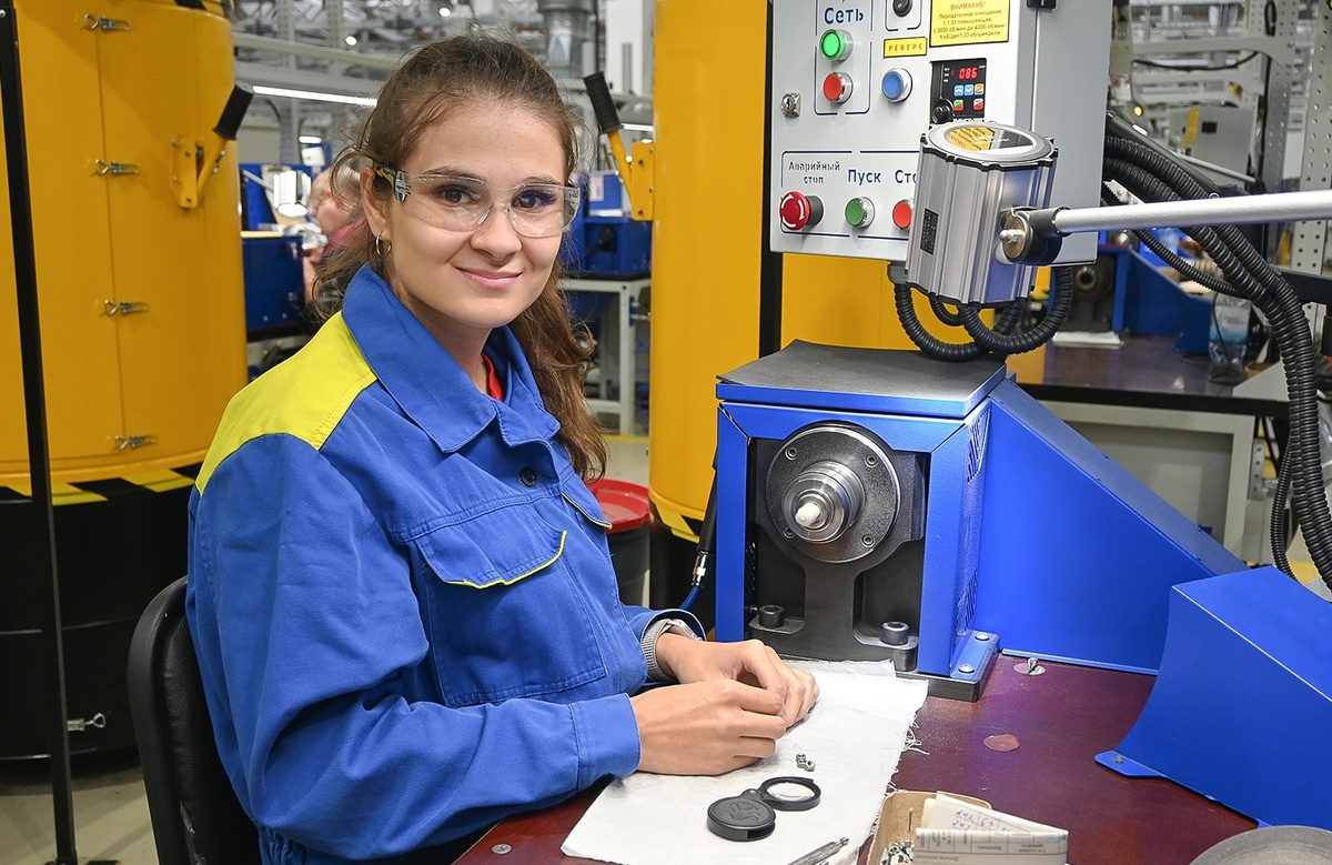 Слабослышащий сотрудник ОДК-СТАР Валерия за работой в цехе © ОДК