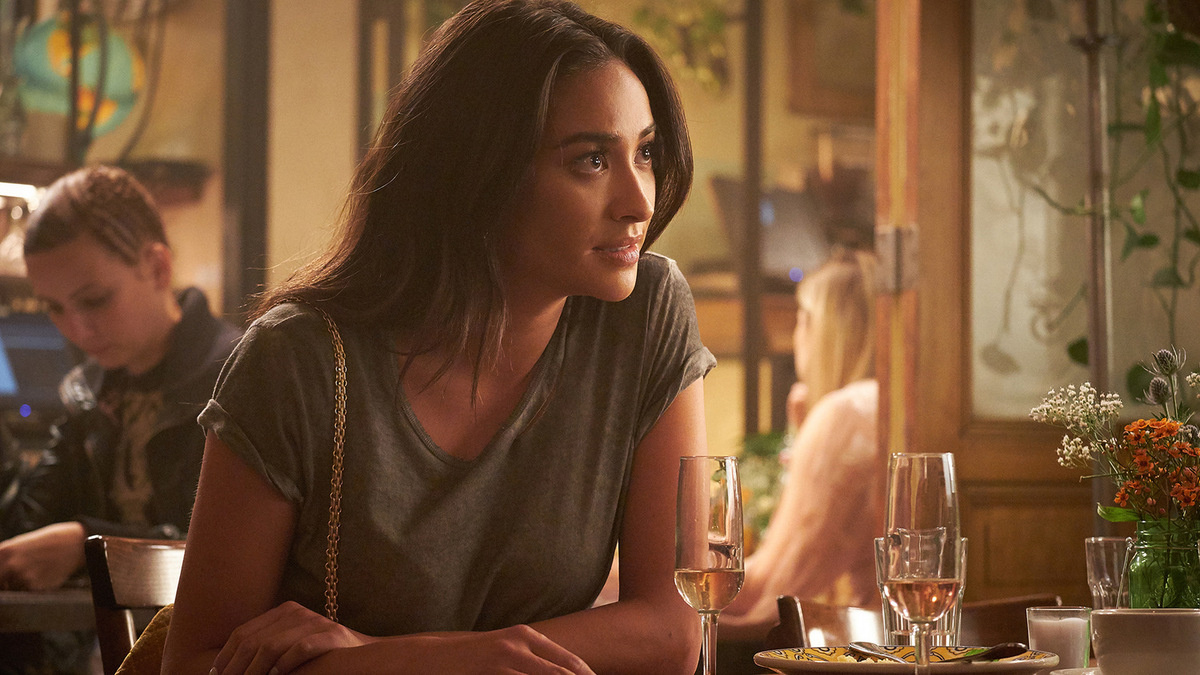 Шей Митчелл на кадре из сериала «Ты»/Источник: Netflix.