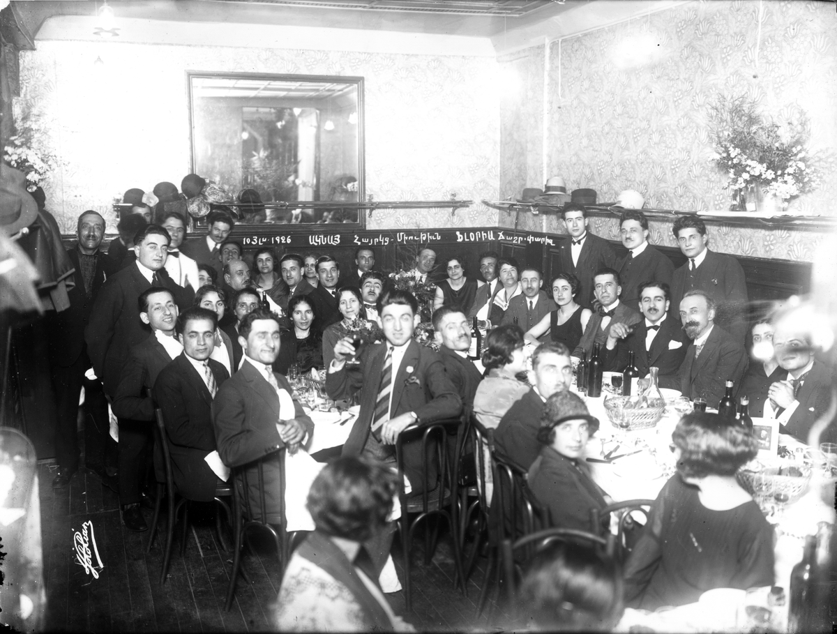 Гала-вечер землячества Акны (ныне Кемалие). Ресторан «Флория», Париж, июль 1926 г. Крайний слева — Аршак Чобанян.