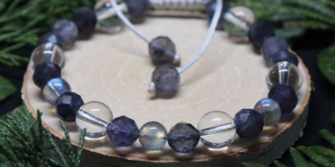 Браслет "Фиалковый дождь" из иолита, горного хрусталя и лабрадора