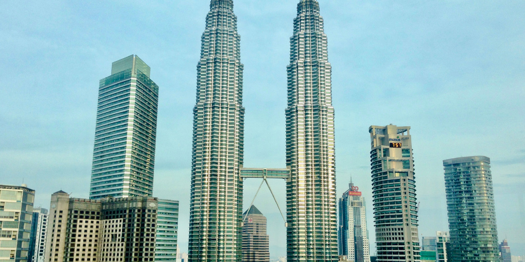 Две стеклянные иглы, пронзающие небо: в чем секрет главной гордости Малайзии?
