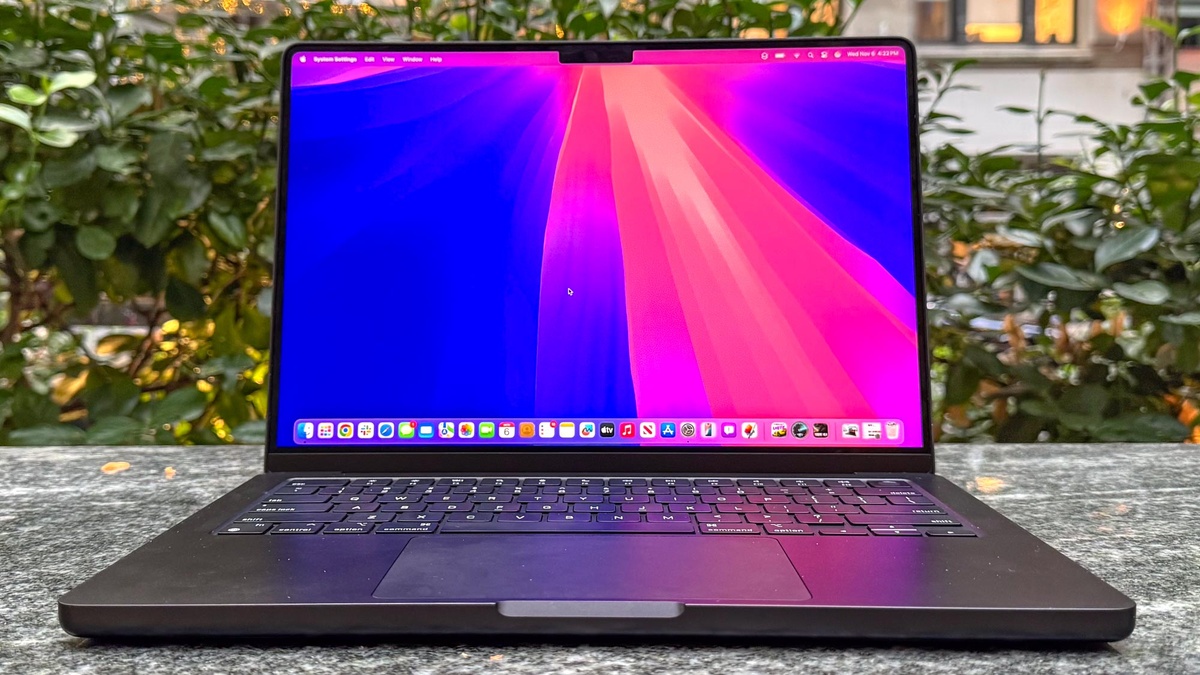    MacBook Pro с OLED ждать осталось совсем недолго. Изображение: tomsguide.com