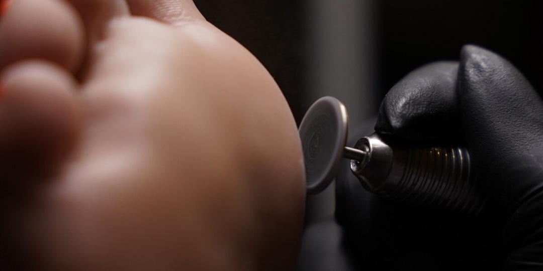 Смарт-педикюр - это современная и улучшенная разновидность аппаратного педикюра, при которой для обработки кожи стоп применяются специальные