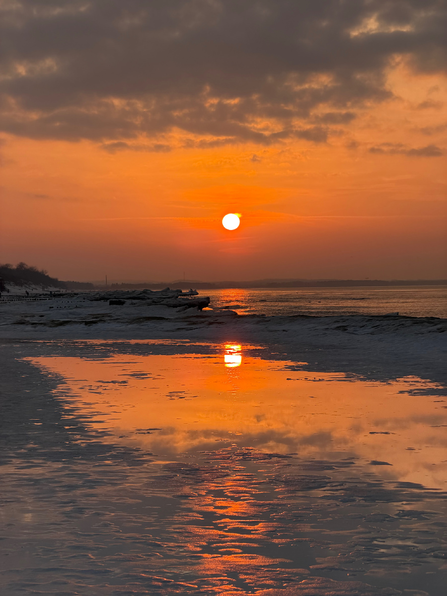 Одни люди приходят к морю смотреть закат. Другие — проверить, к чему сегодня можно придраться.