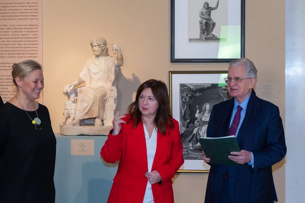 Куратор выставки Анна Трофимова (в центре)